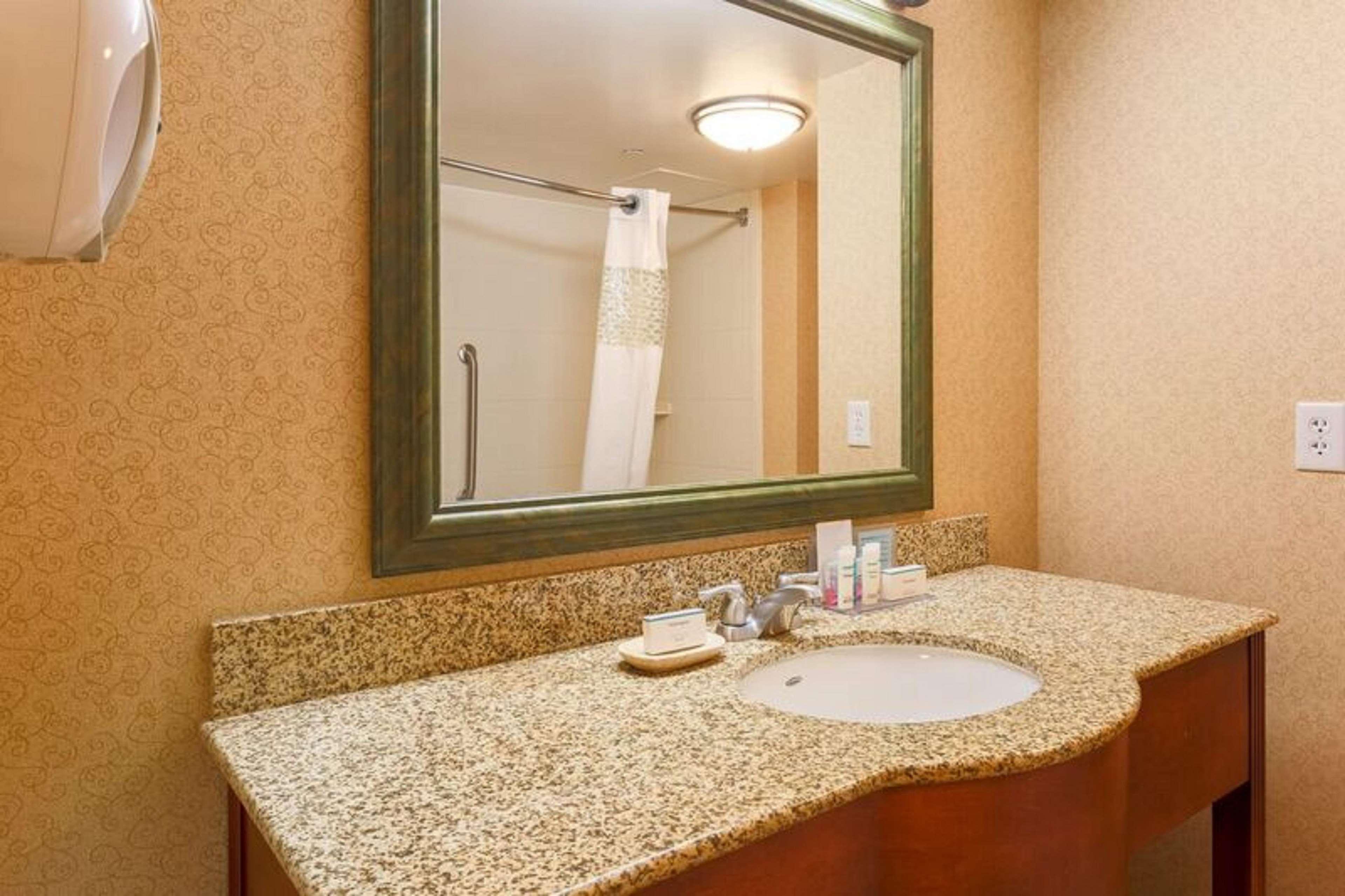 Hampton Inn & Suites Poughkeepsie Spackenkill Bagian luar foto