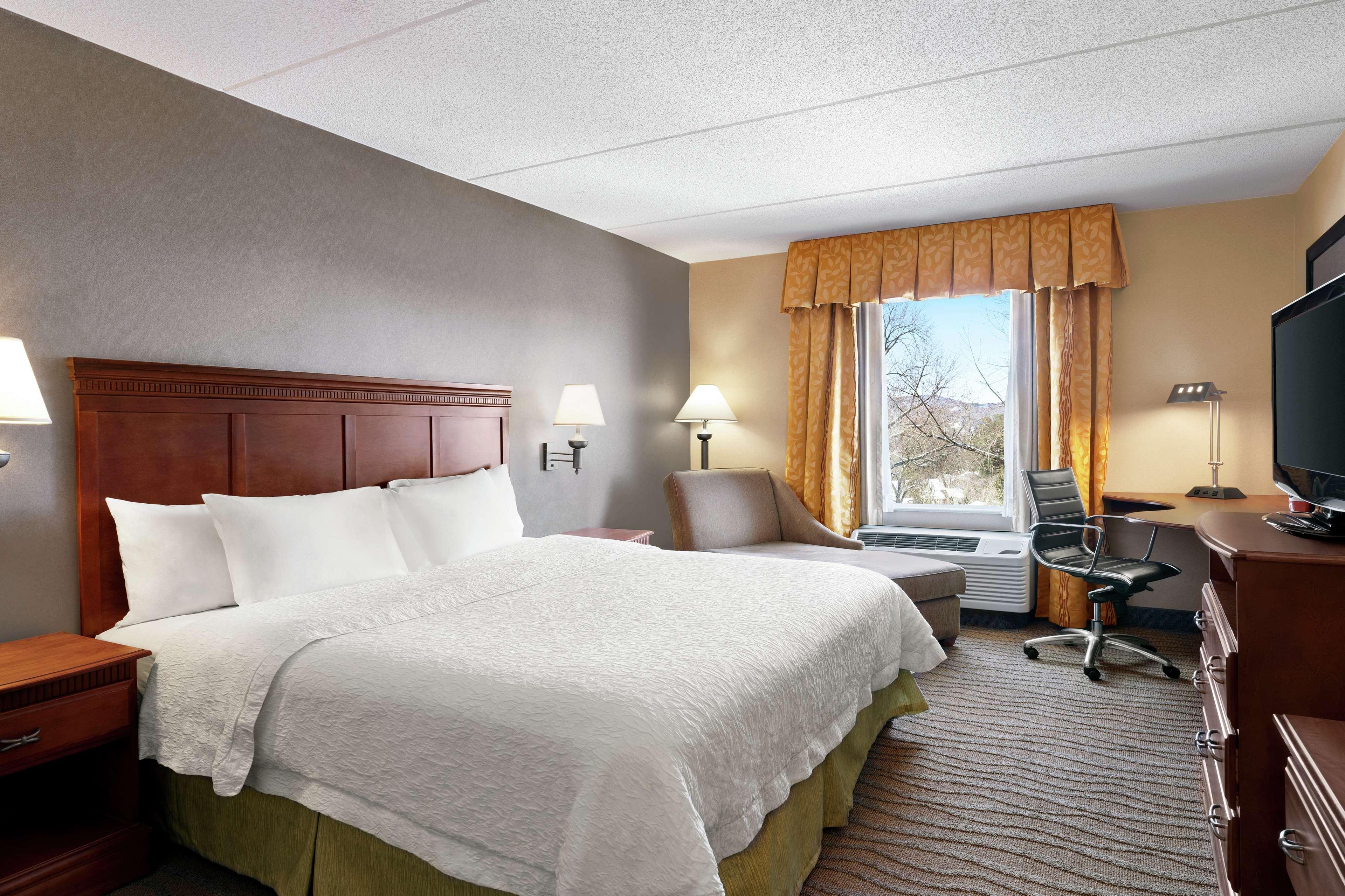 Hampton Inn & Suites Poughkeepsie Spackenkill Bagian luar foto