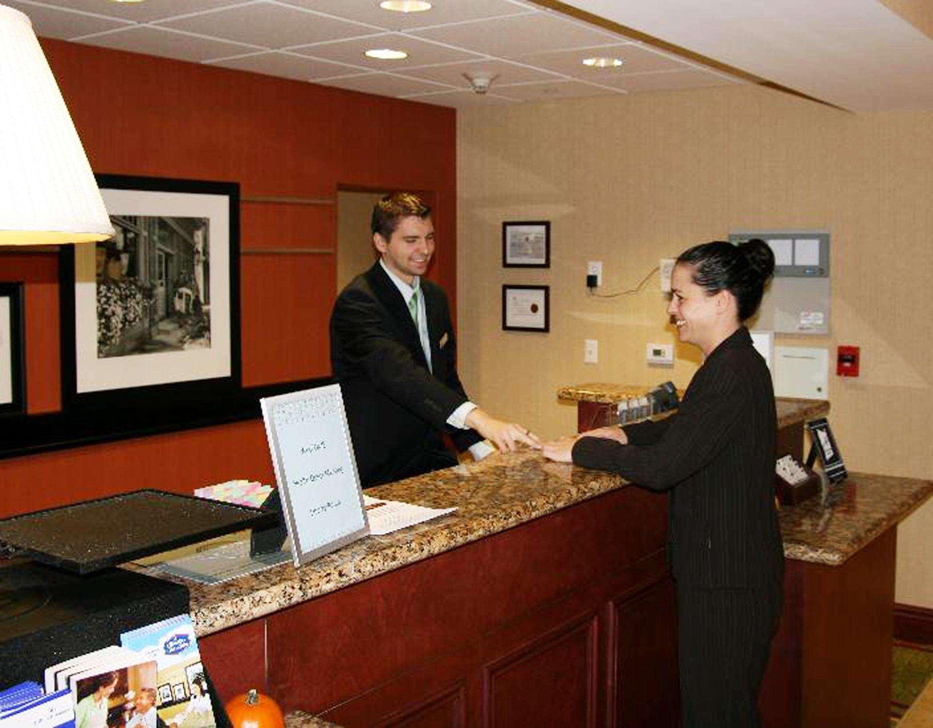 Hampton Inn & Suites Poughkeepsie Spackenkill Bagian luar foto