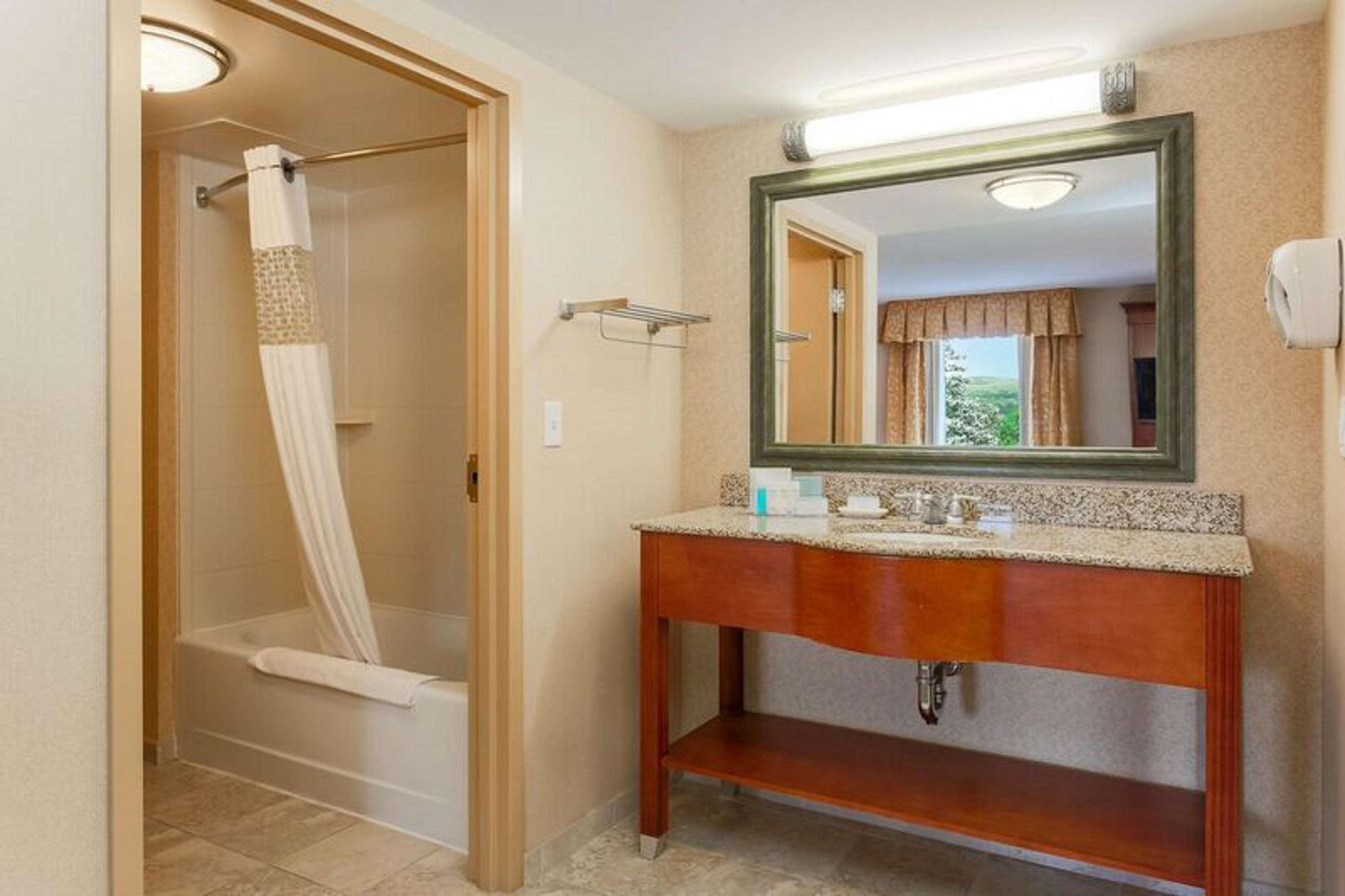 Hampton Inn & Suites Poughkeepsie Spackenkill Bagian luar foto