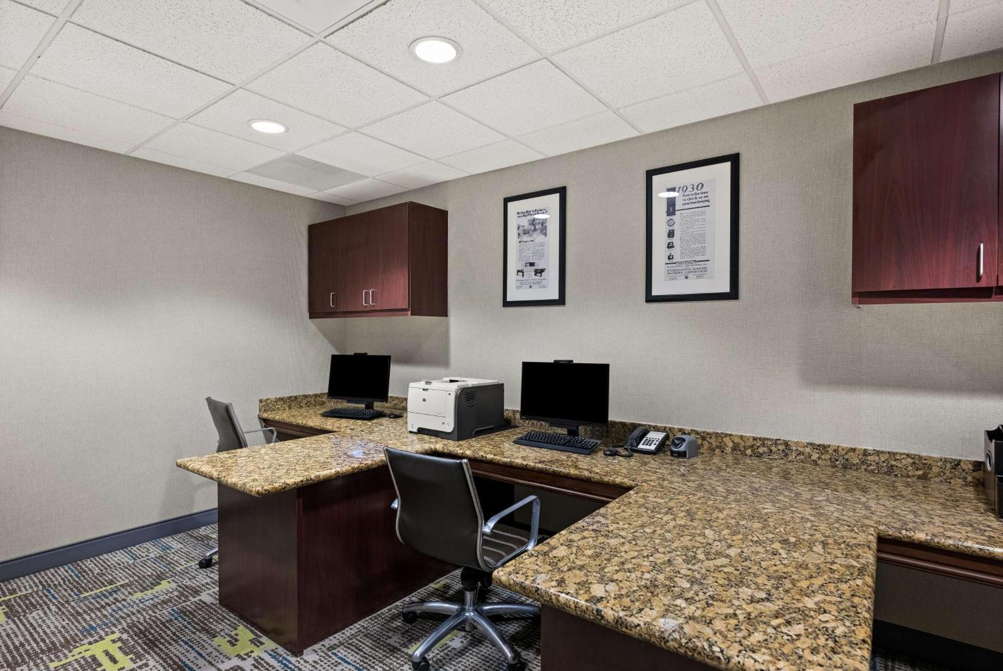 Hampton Inn & Suites Poughkeepsie Spackenkill Bagian luar foto