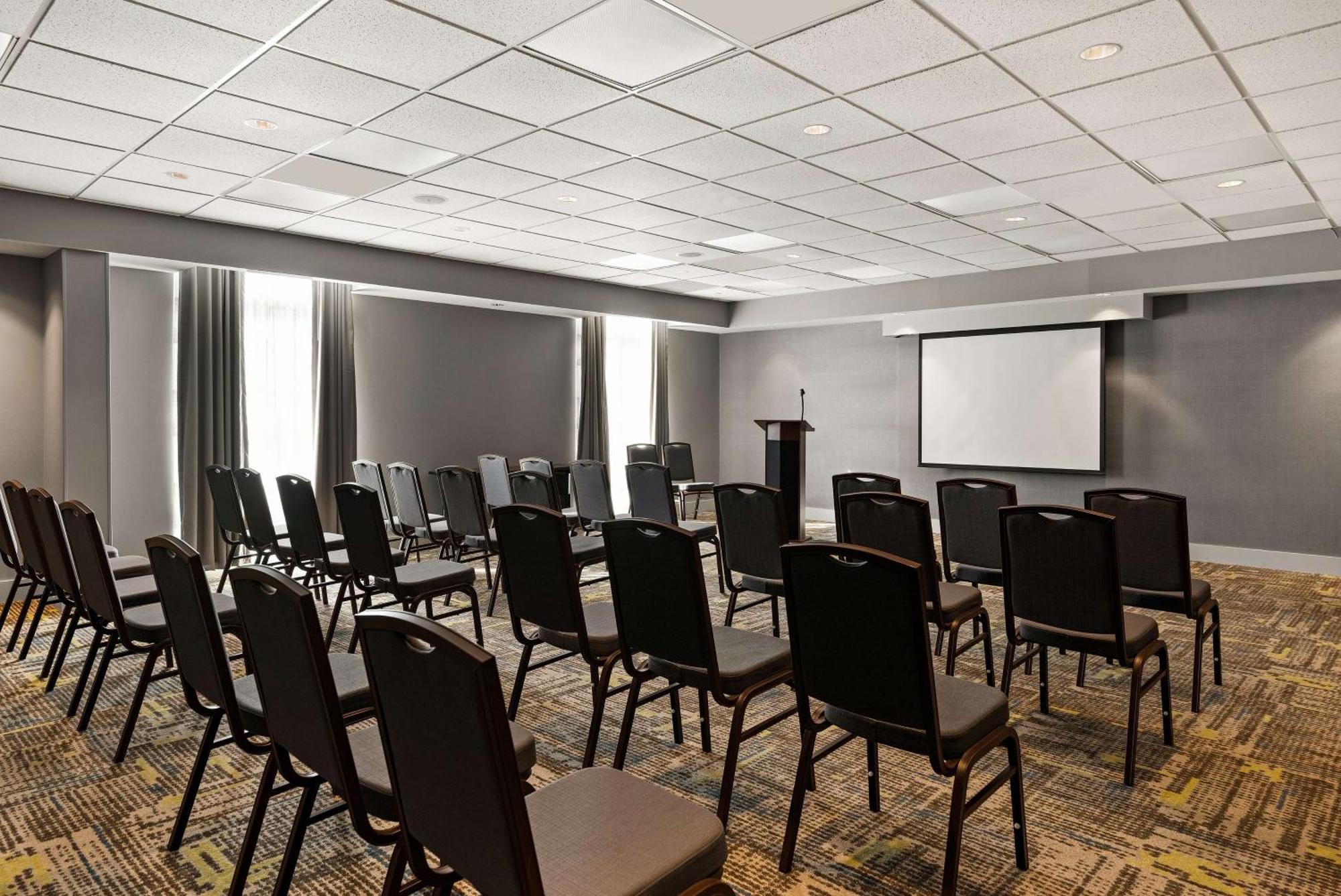 Hampton Inn & Suites Poughkeepsie Spackenkill Bagian luar foto