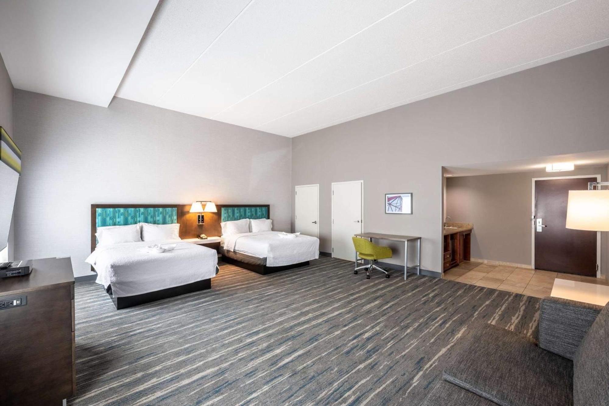 Hampton Inn & Suites Poughkeepsie Spackenkill Bagian luar foto