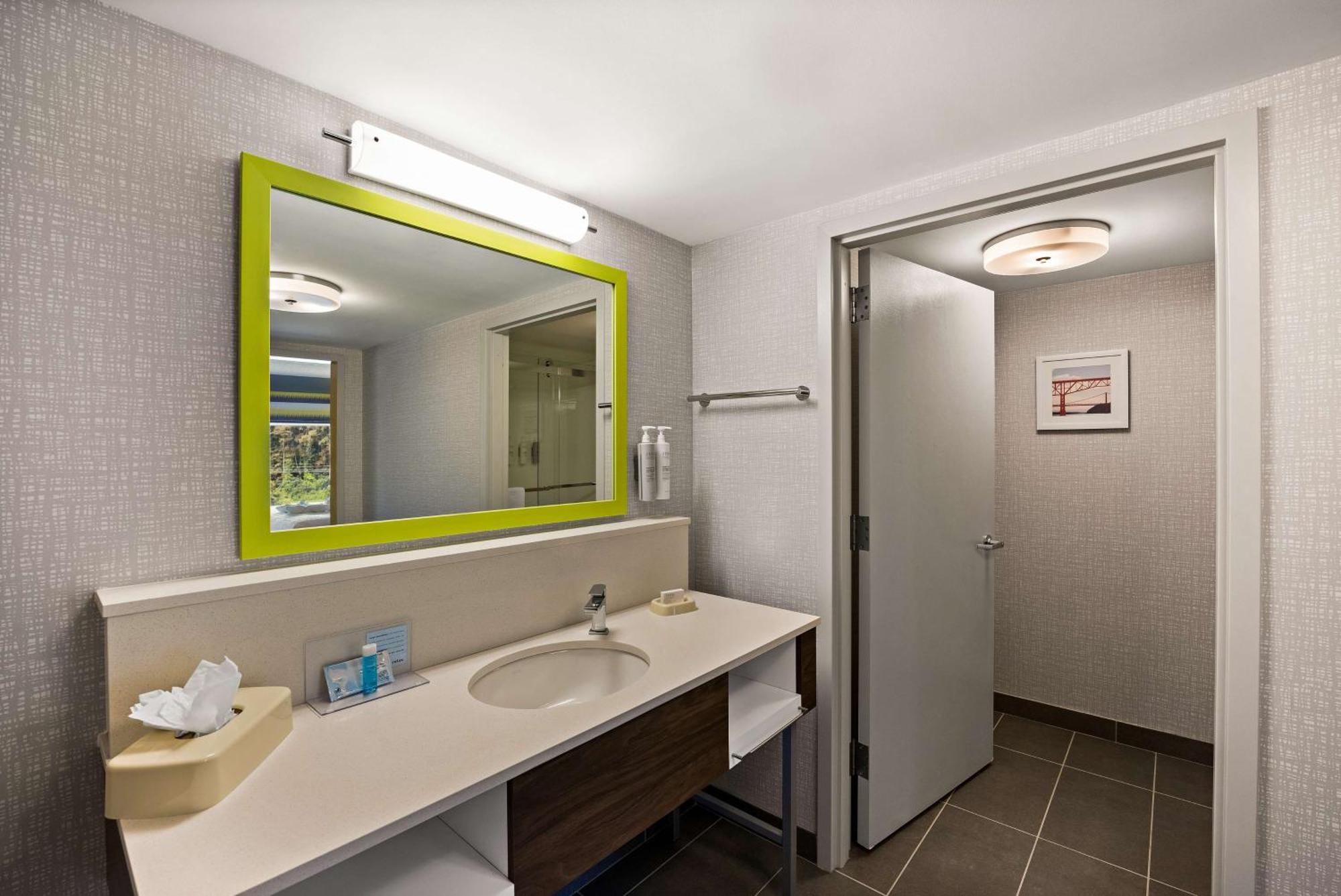 Hampton Inn & Suites Poughkeepsie Spackenkill Bagian luar foto