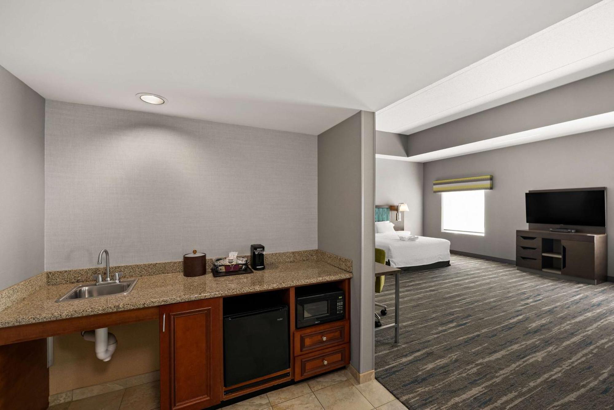 Hampton Inn & Suites Poughkeepsie Spackenkill Bagian luar foto