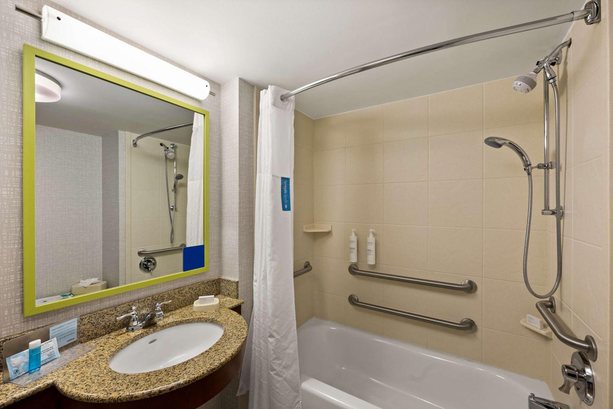 Hampton Inn & Suites Poughkeepsie Spackenkill Bagian luar foto