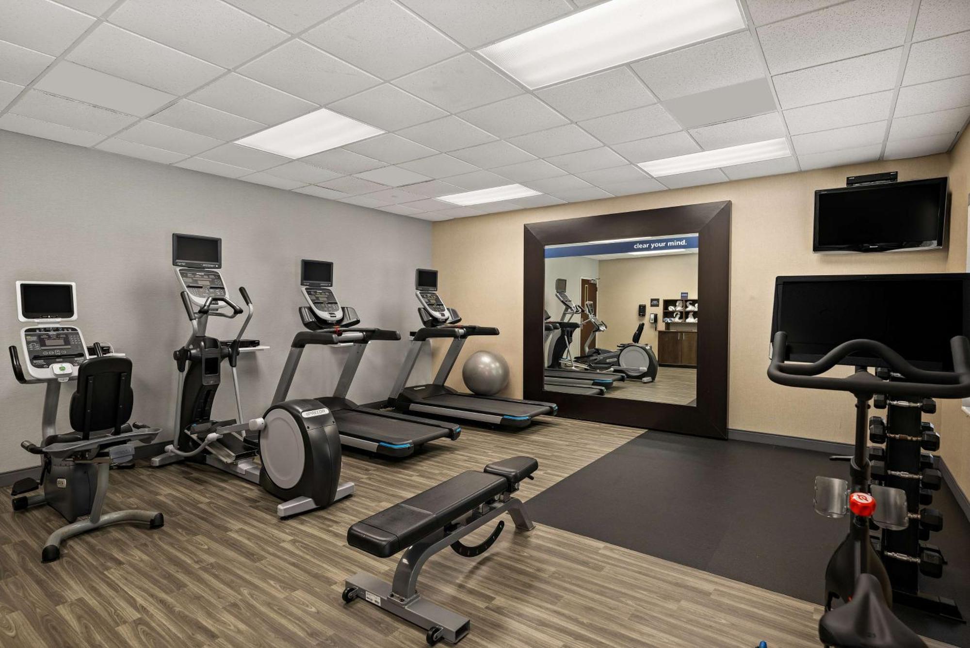 Hampton Inn & Suites Poughkeepsie Spackenkill Bagian luar foto