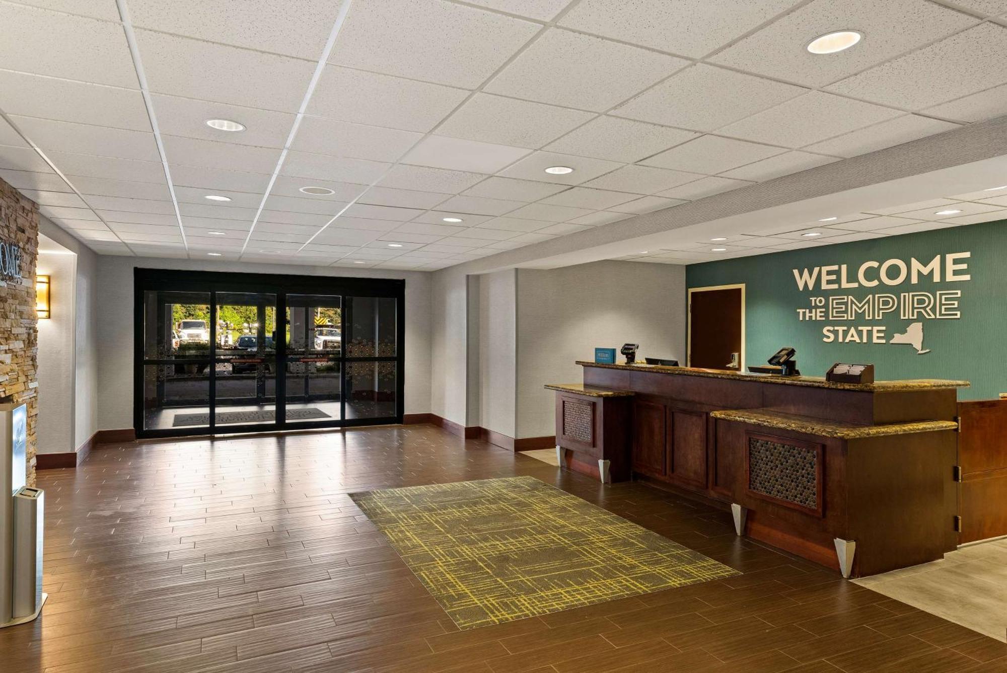 Hampton Inn & Suites Poughkeepsie Spackenkill Bagian luar foto