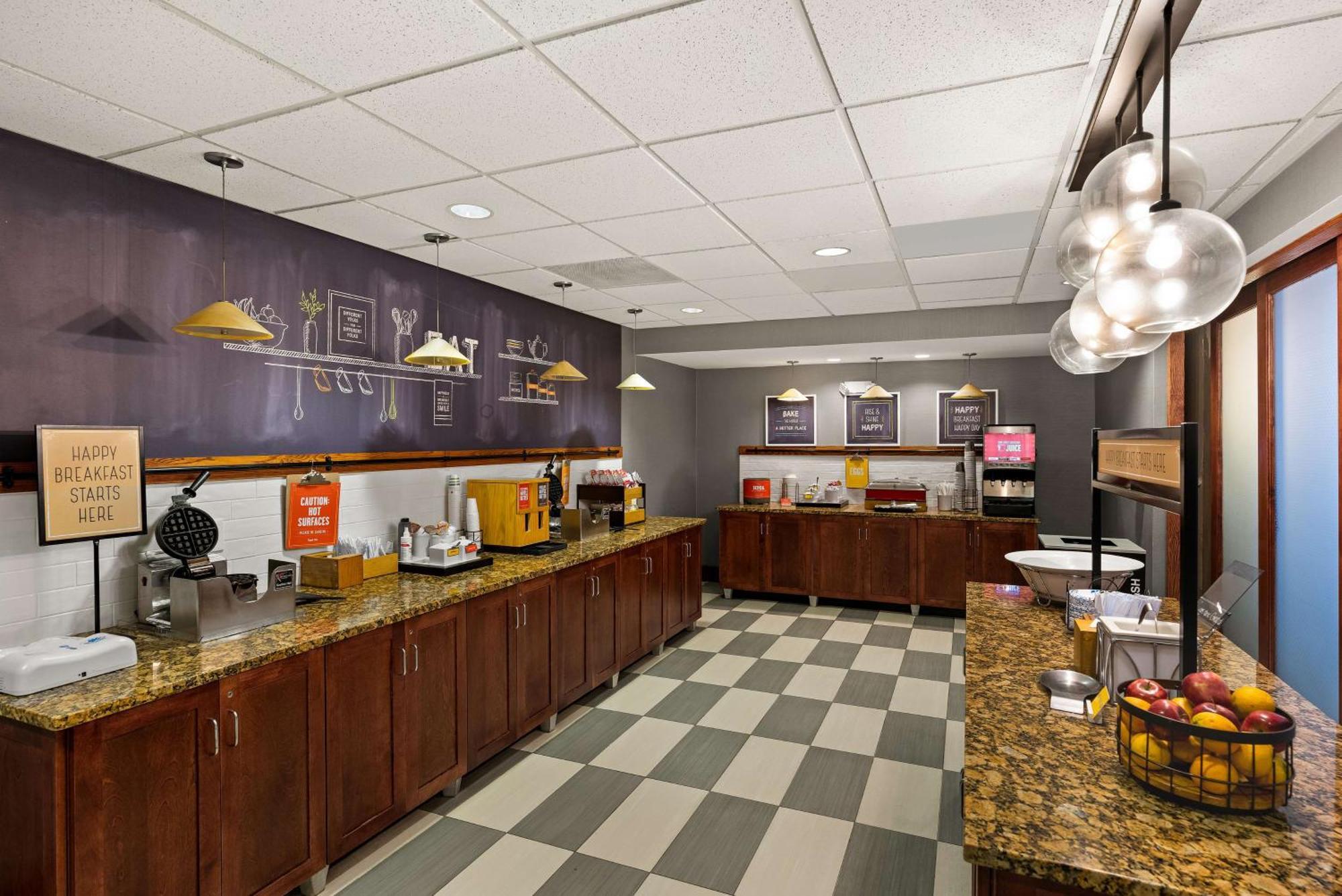 Hampton Inn & Suites Poughkeepsie Spackenkill Bagian luar foto
