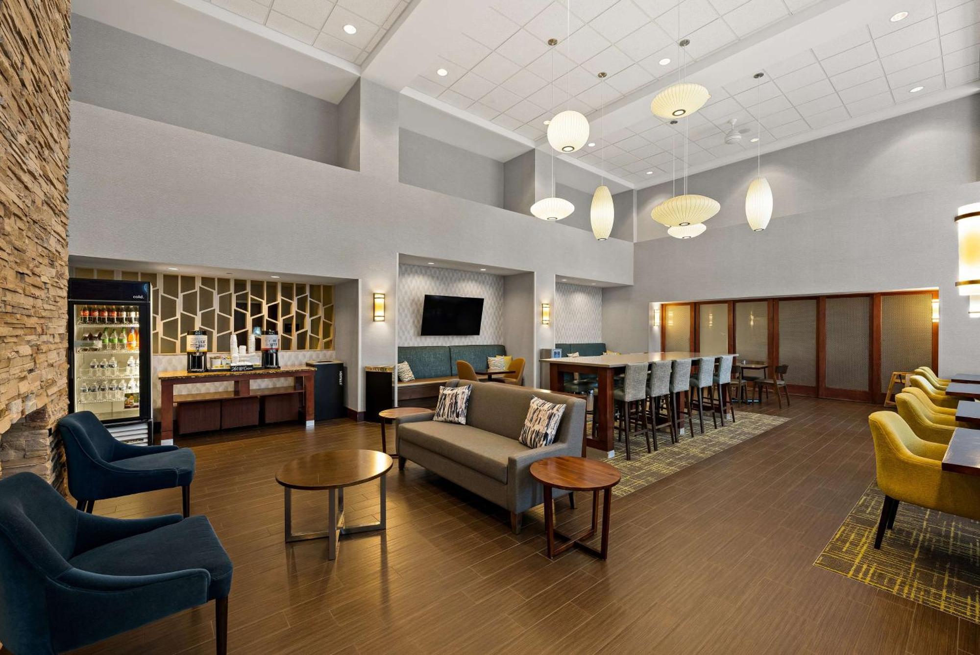 Hampton Inn & Suites Poughkeepsie Spackenkill Bagian luar foto
